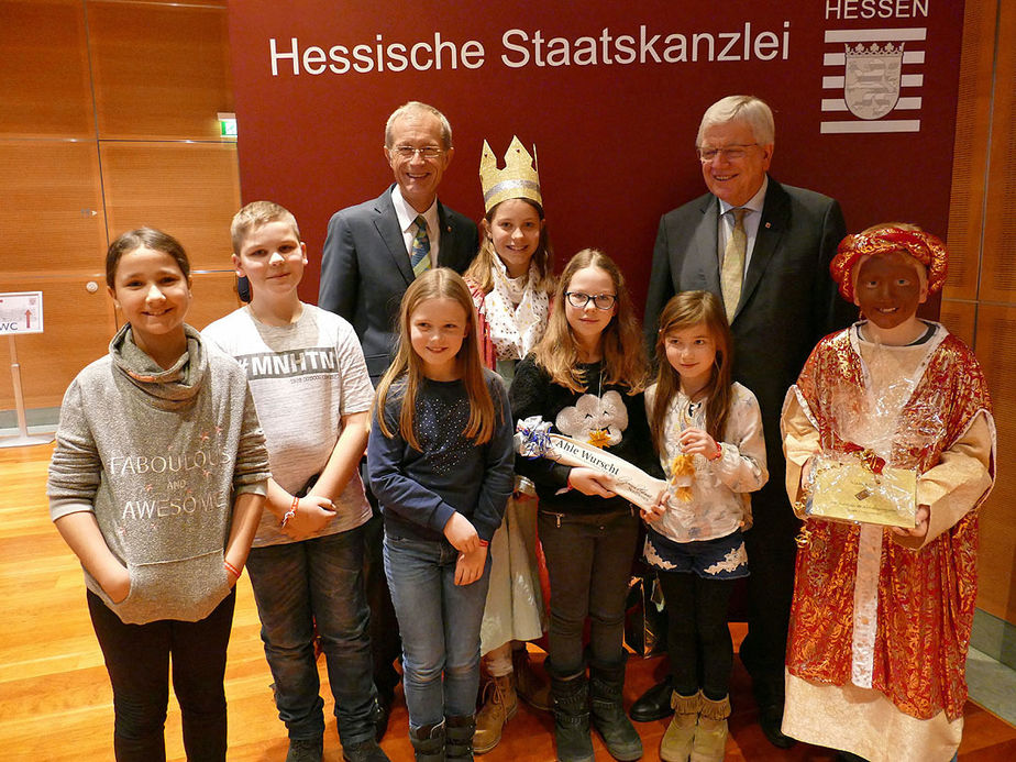 Naumburger Sternsinger zu Besuch beim Hessischen Ministerpräsidenten Volker Bouffier (Foto: Karl-Franz Thiede)